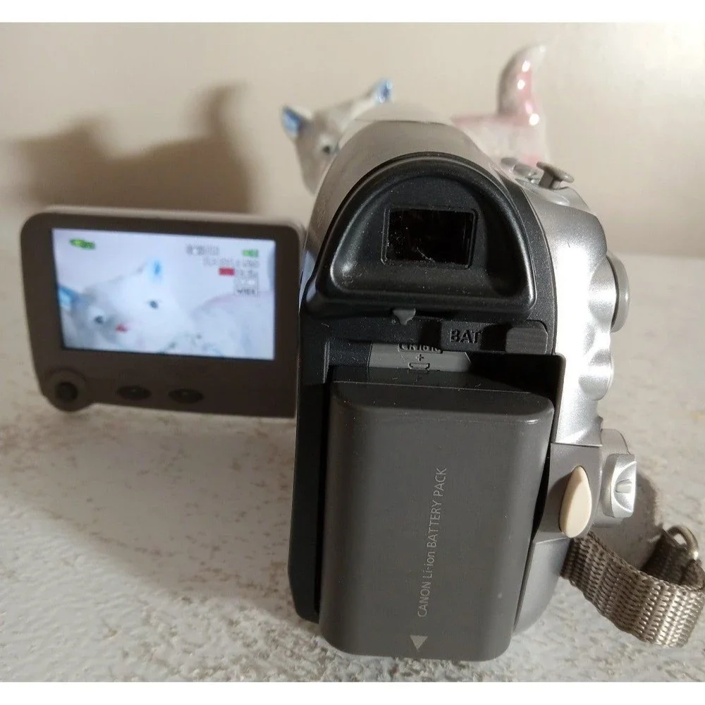 Canon ZR850 Mini DVD Camcorder With Remote, Charger
